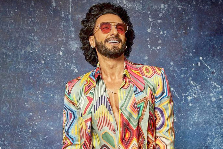 Father-to-be Ranveer Singh Performs ‘Apna Time Aayega’ Wildly on Bar Table at Party