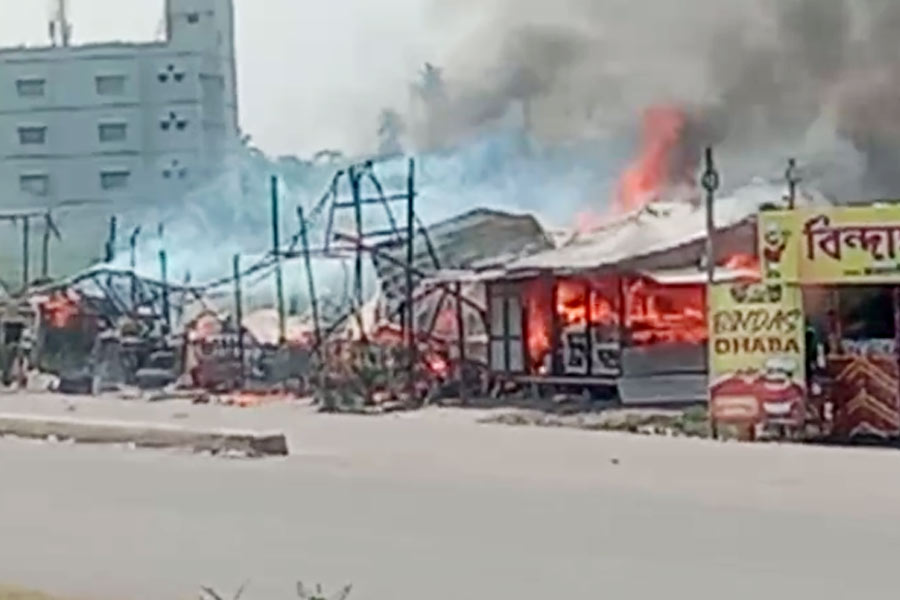 সিলিন্ডার বিস্ফোরণে অগ্নিকাণ্ড, কল্যাণী এক্সপ্রেসওয়ের কাছে পুড়ে ছাই দোকানের পর দোকান