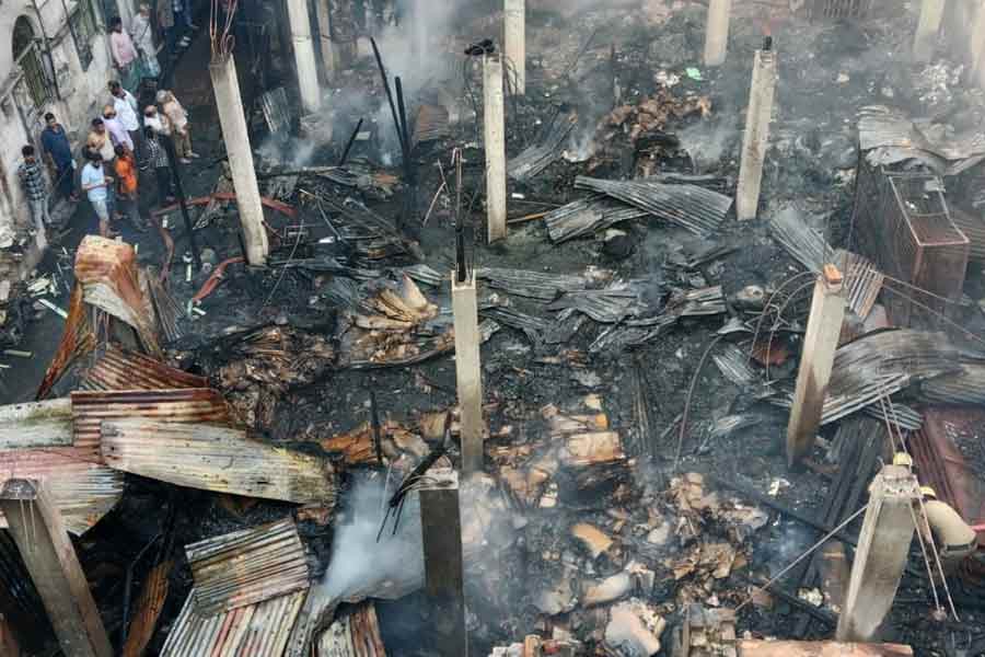 বড়বাজারে পুড়ে ছাই প্লাস্টিকের গুদাম, ‘আগুন নিয়ন্ত্রণে’, দাবি দমকল মন্ত্রীর