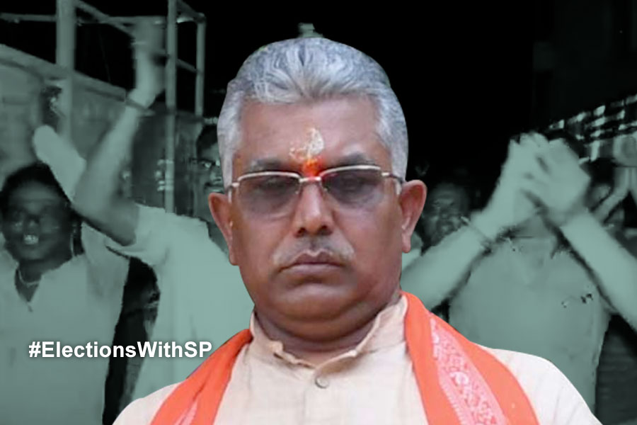 ভোটের পর শায়েস্তা করার হুমকি! দিলীপের গাড়ি ঘিরে ‘গো ব্যাক’ স্লোগান তৃণমূলের