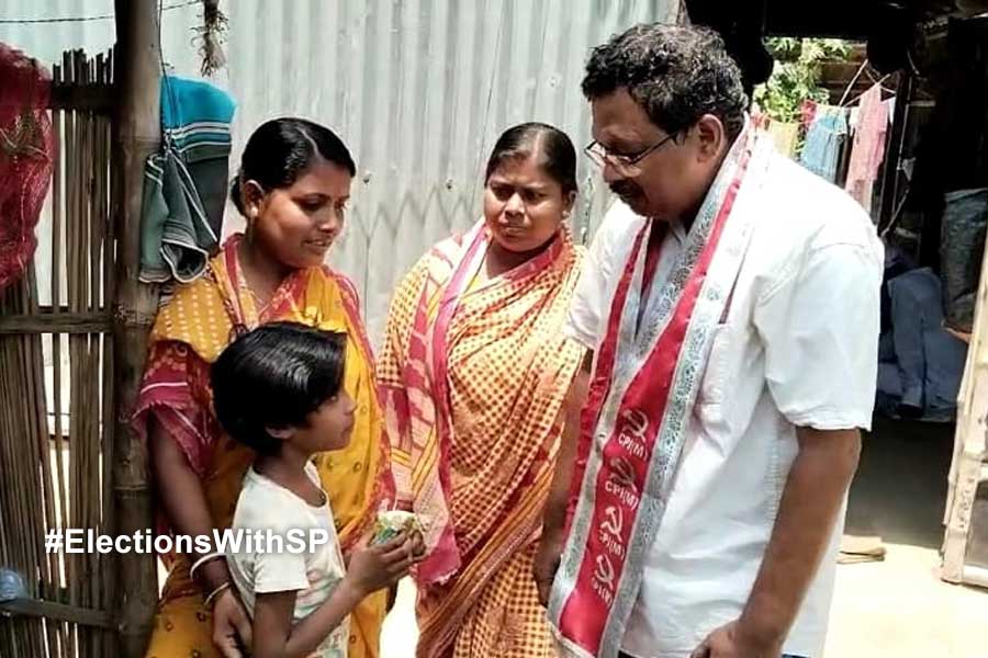 মাটির দাওয়ায় বসে ডিম-ভাতে মধ্যাহ্নভোজ, হুগলির বাম প্রার্থীকে খাইয়ে কেঁদে ফেললেন কৃষক বধূ