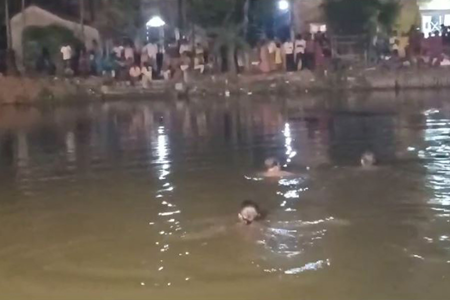 মদ্যপান করে সাঁতার শেখাতে যাওয়ায় কাল, হুগলিতে মৃত্যু বাবা-ছেলের