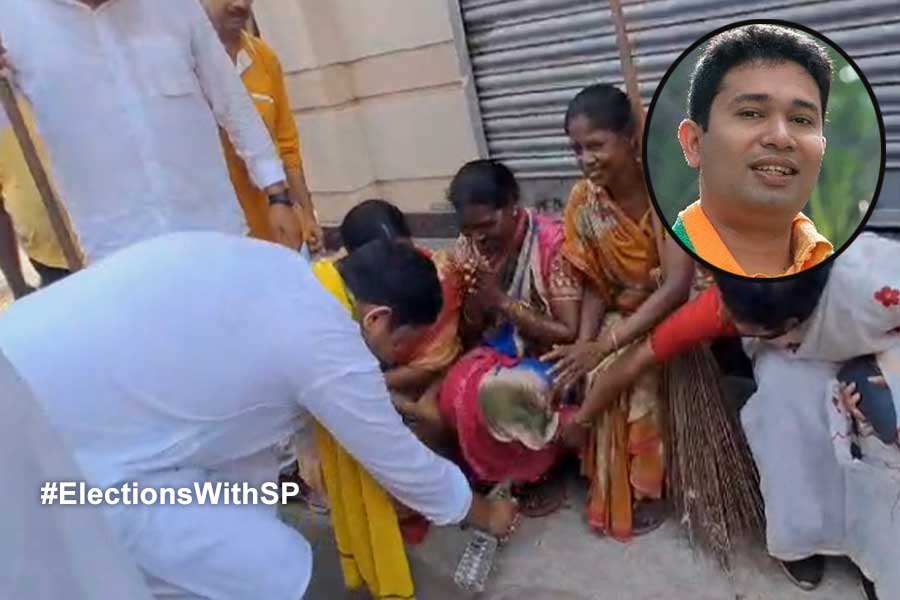 West Bengal Lok Sabha Election 2024: BJP candidate Kabir Shankar Bose washes cleaners feet