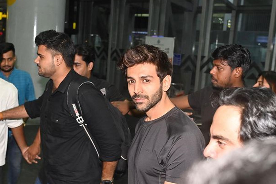 কলকাতায় পা রেখে কী দেখে মুগ্ধ হলেন কার্তিক আরিয়ান? নিজেই শেয়ার করলেন ভিডিও