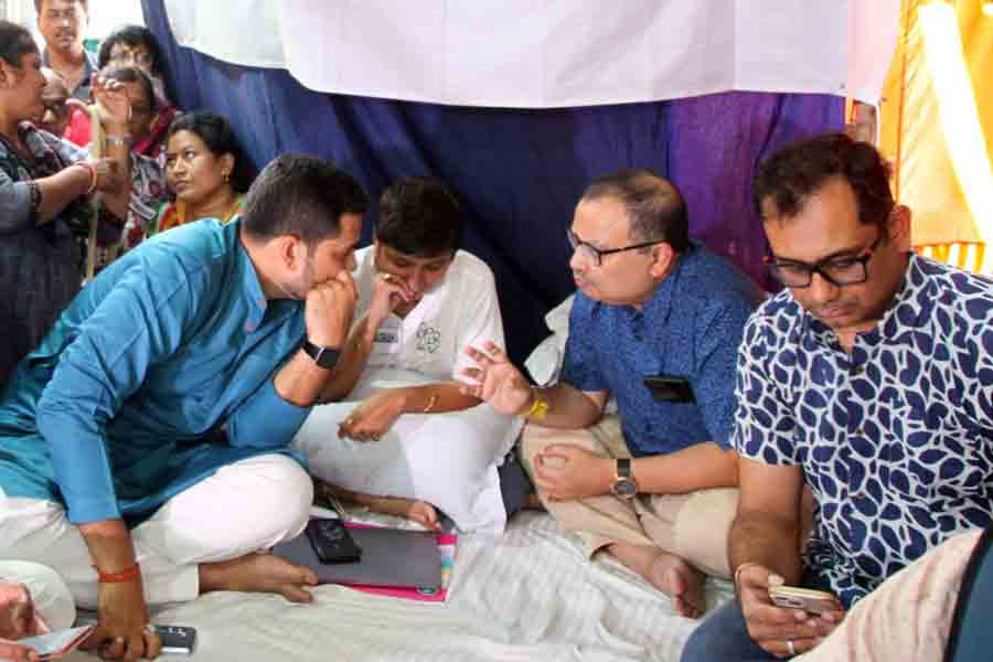 মান ভাঙালেন কুণাল, ভোটের দায়িত্ব দিলেন সুদীপ, অনশন প্রত্যাহার মোনালিসার