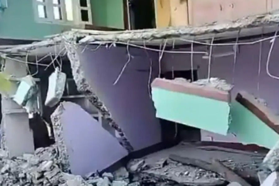 বসে যাচ্ছে বাড়ি, রাস্তায় দীর্ঘ ফাটল! ধসের কবলে জম্মু ও কাশ্মীরের এই গ্রাম