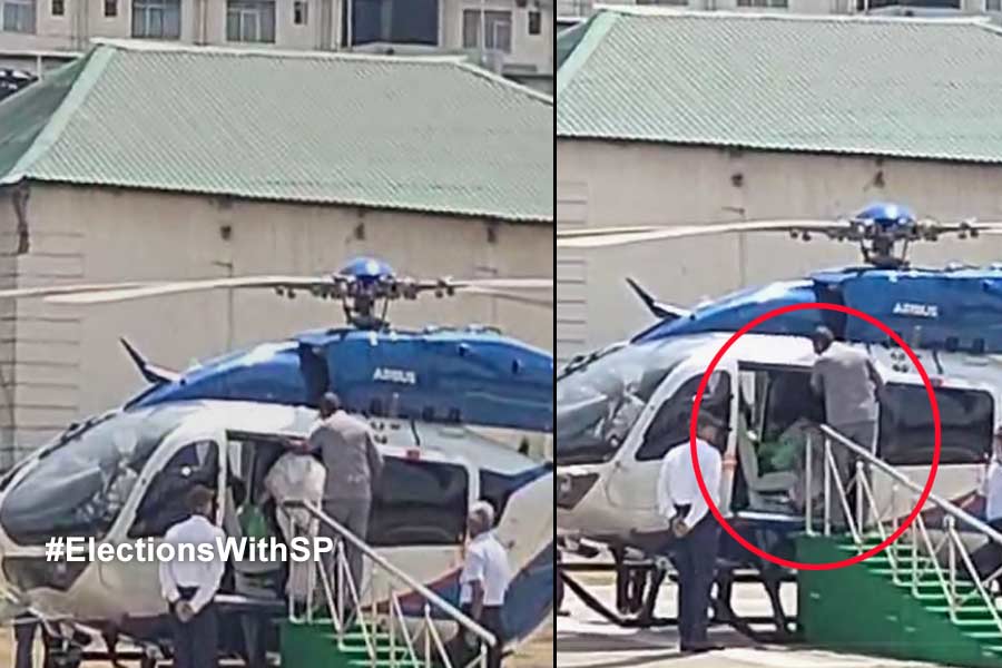 Lok Sabha Election2024: CM Mamata Banerjee suffers freak accident during copter ride