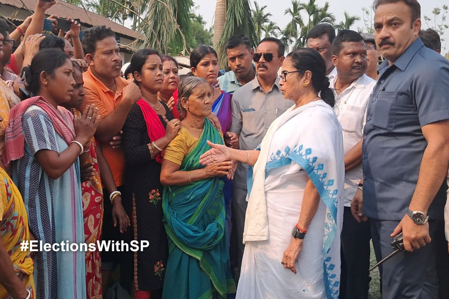 ‘বিপদের সময় আচরণবিধি মেনে চলা যায়?’, ঝড়ে বিধ্বস্ত আলিপুরদুয়ারে ‘মানবিক’ মমতা
