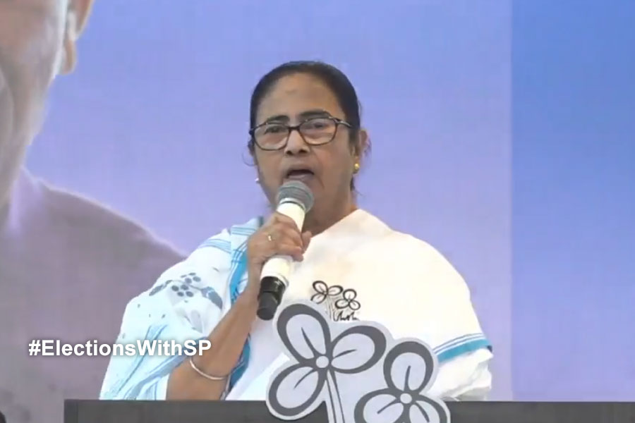 Mamata Banerjee asks women to sit on cool place before starting her meeting