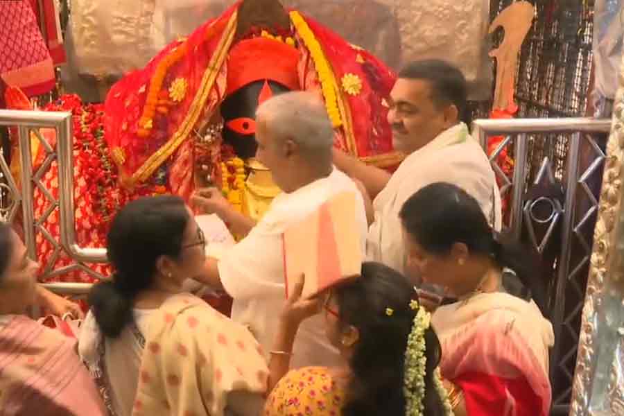 WB CM Mamata Banerjee offers puja at Kalighat