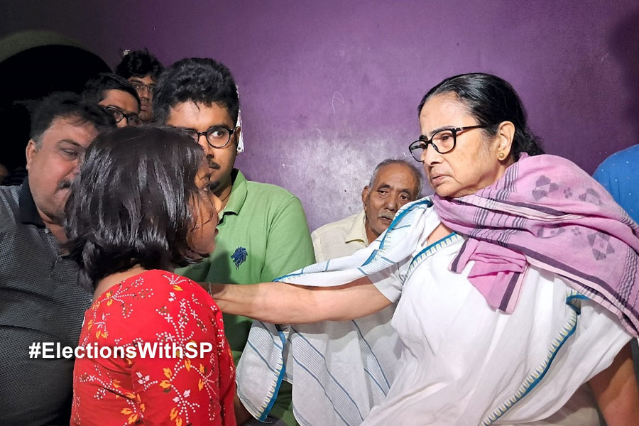 ‘দুর্যোগের খবর পেয়ে প্রাণ কাঁদছিল’, রাত জেগে কাজের অভিজ্ঞতা শোনালেন মমতা