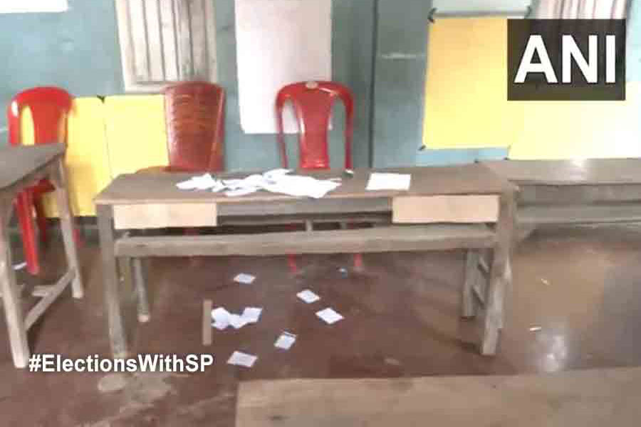 Lok Sabha Election 2024 Live Update: EC asks for necessary measures for unrest in WBPolling stopped in total of 5 booth of Manipur after ruckus broke out