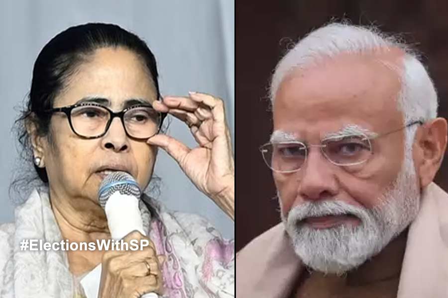 মোদিকে নিয়ে অসাংবিধানিক শব্দ ব্যবহার! মমতার বিরুদ্ধে কমিশনে নালিশ বিজেপির