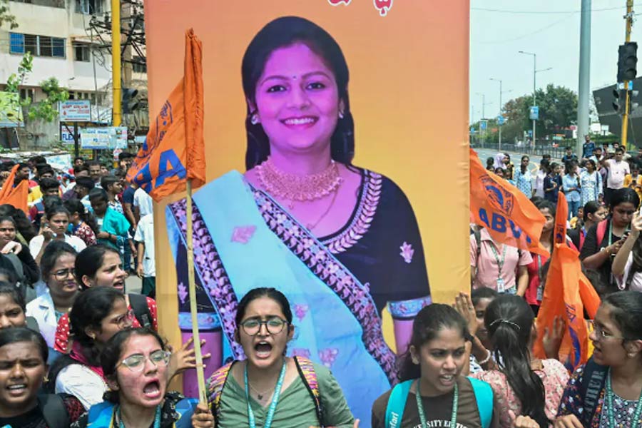 কংগ্রেস নেতার মেয়েকে কুপিয়ে খুন কর্নাটকে! ‘লাভ জেহাদে’র অভিযোগ বাবার, অস্বস্তিতে হাত শিবির