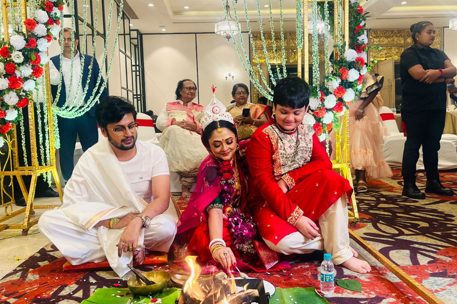 পানে আঁকা পদ্মফুল, পরনে লাল বেনারসি, ছেলেকে কোলে নিয়েই রাতুলের সঙ্গে বিয়ে রূপাঞ্জনার