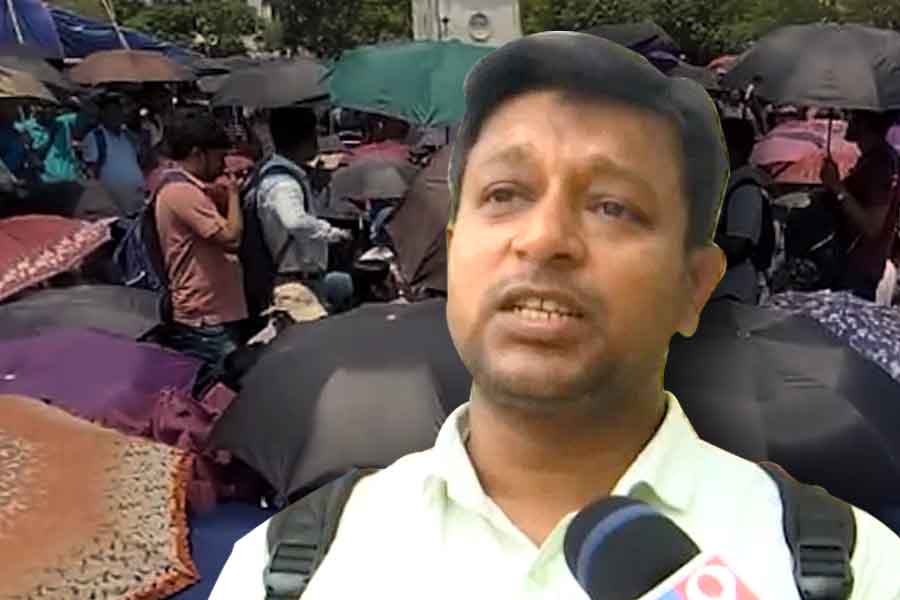শিক্ষক হতে ছাড়েন পুলিশের চাকরি, স্ত্রী-সন্তান নিয়ে মাথায় হাত চাকরিহারা ‘যোগ্য’ প্রবীরের