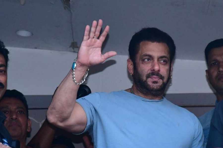 Mumbai Police Search Tapi River to Recover Pistol Used for Firing Outside Salman Khan's Home