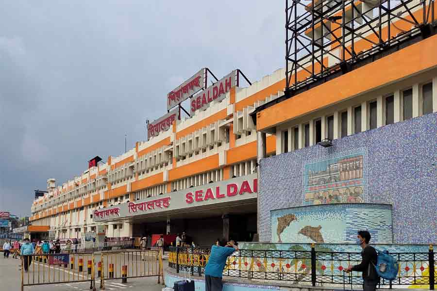Common services worst in Sealdah station, claims passengers