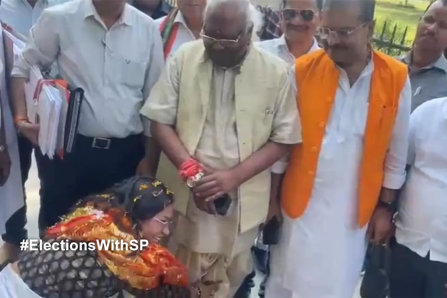2024 Lok Sabha: Congress candidate touches feet of BJP candidate in Chhattisgarh