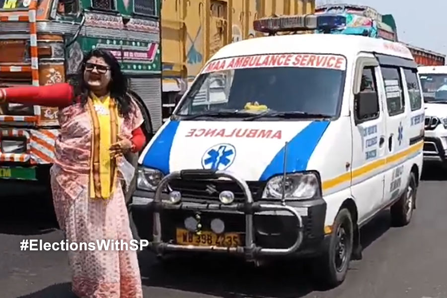 2024 Lok Sabha Election: TMC Candidate of Bishnupur Sujata Mandal handles traffic to make space for ambulance