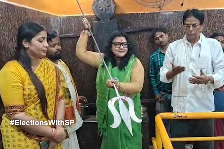 ত্রিশূল হাতে ‘অসুর বধে’র হুঁশিয়ারি সুজাতার, নিশানায় প্রাক্তন স্বামী সৌমিত্র?