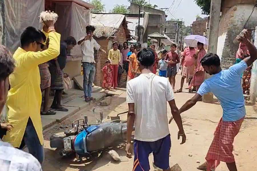 মহিলাকে ‘কুপ্রস্তাব’, বিজেপি কর্মীকে বেধড়ক মার-বাইক ভাঙচুর, অগ্নিগর্ভ সিউড়ি