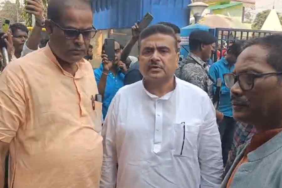 জলপাইগুড়ি মেডিক্যালে বিক্ষোভের মুখে শুভেন্দু, বাধা সত্ত্বেও দুর্যোগে আহতদের সঙ্গে দেখা