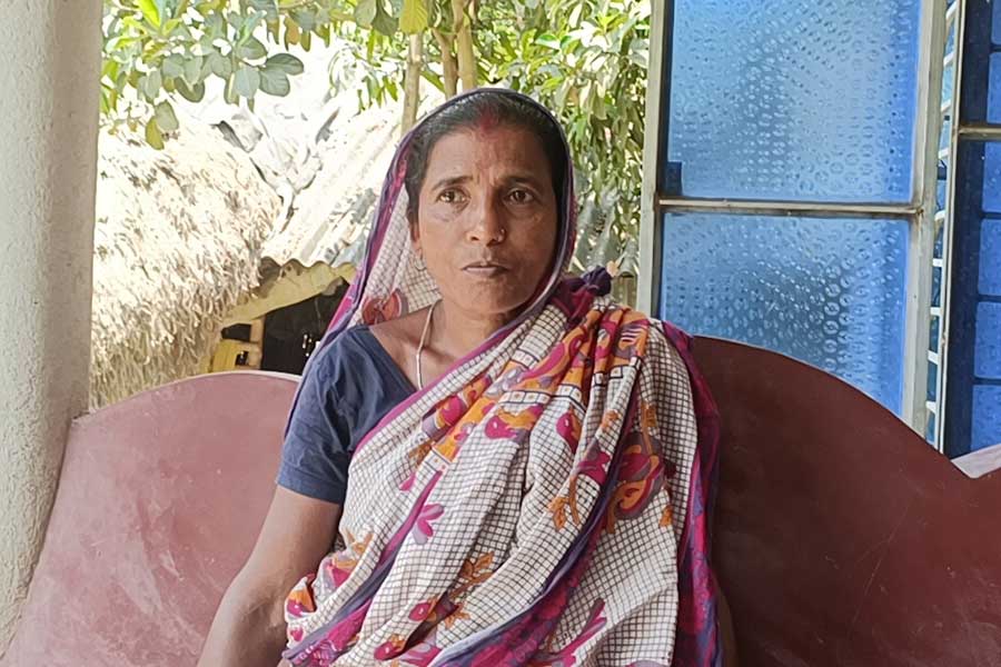 শিশু শিক্ষাকেন্দ্রের শিক্ষিকার অ্যাকাউন্টে ১০০ দিনের কাজের টাকা! শুরু শাসক-বিরোধী তরজা