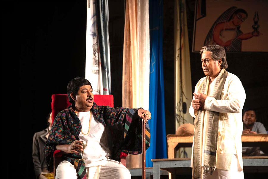 Here is the review of Tiner Tolowar, Utpal Dutt's great creation reprised by Mukhomukhi
