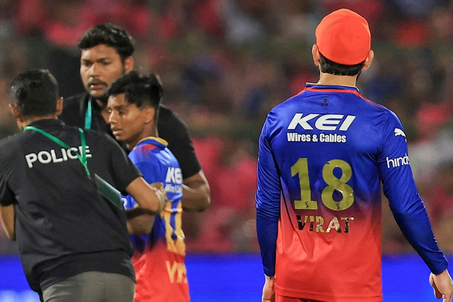Virat Kohli asks security to take it easy on pitch invader