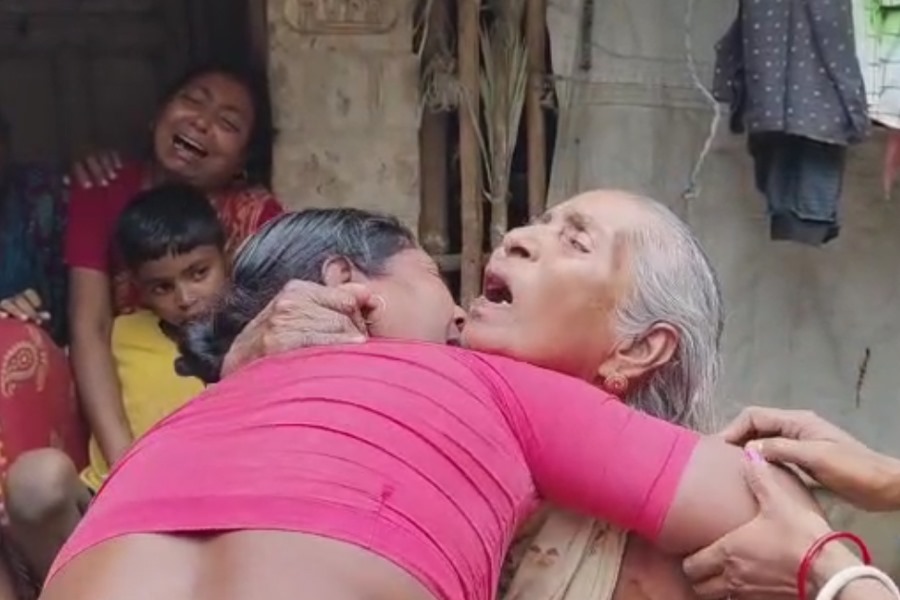 রবির সকালেই জেলায়-জেলায় ঝড়বৃষ্টি, বজ্রপাতে মৃত কমপক্ষে ৩