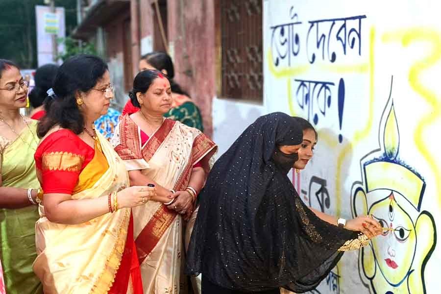 ভোট দিন দুর্গাকে! পুজোর জন্য দেওয়াল লিখন টালাপার্ক ১৫ পল্লিতে