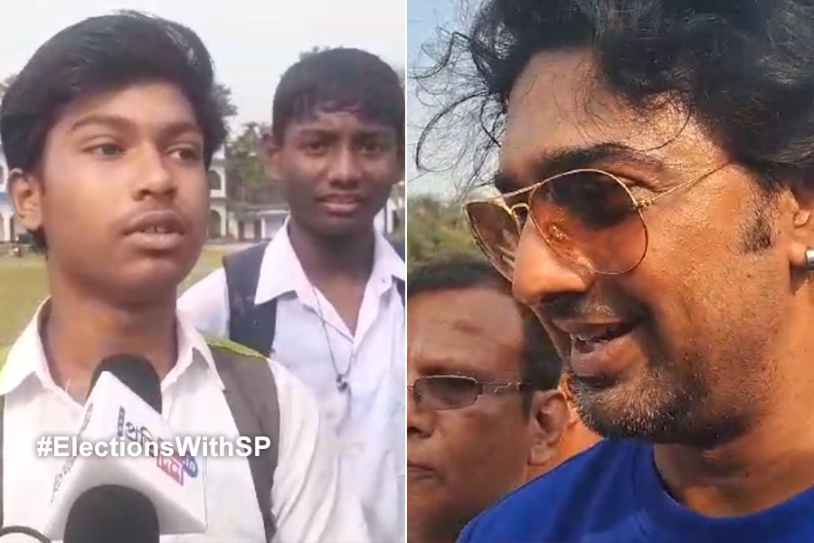 তারকা প্রচারক দেবের হেলিপ্যাড স্কুলের মাঠেই! পড়ুয়াদের হাফ ছুটি ঘিরে বিতর্ক