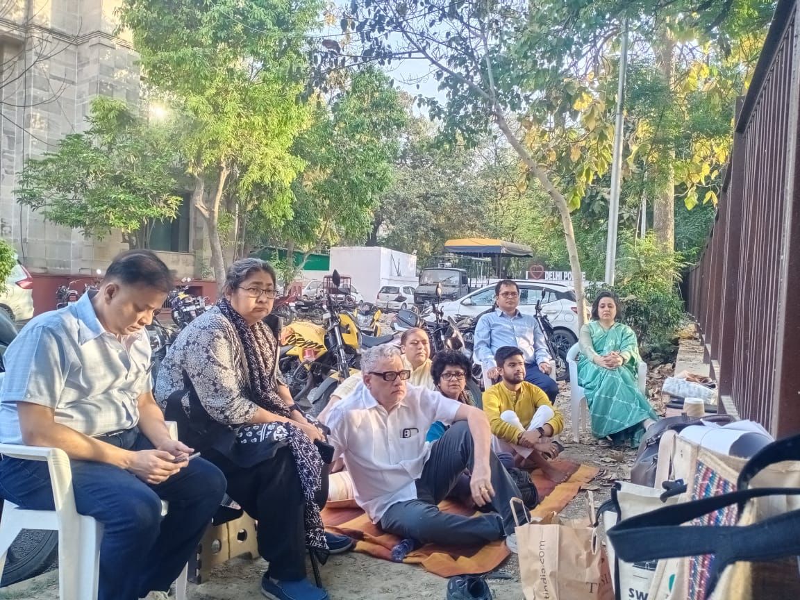 রাজধানীতে প্রতিবাদে শামিল তৃণমূল,  দিল্লির মন্দির মার্গ থানার বাইরে অবস্থান