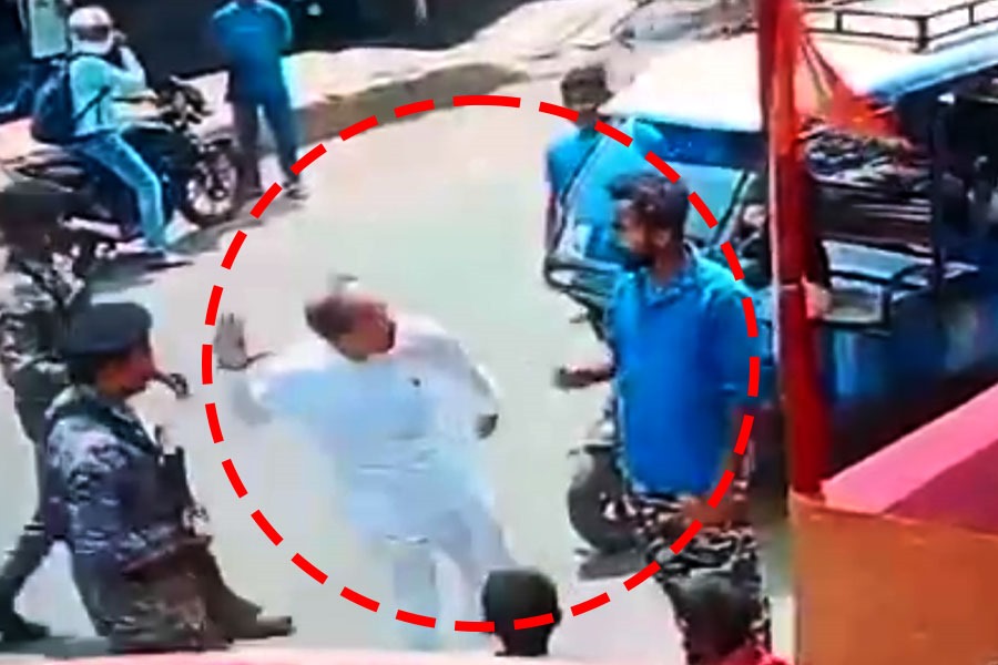 ভোটপ্রচারে বেরিয়ে মেজাজ হারালেন অধীর! যুবককে ‘মারধর’