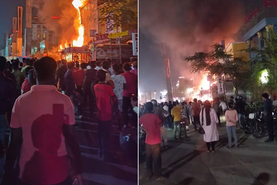 নববর্ষের সন্ধ্যায় দাউদাউ করে জ্বলছে রেস্তরাঁ, চিনার পার্কে তীব্র চাঞ্চল্য