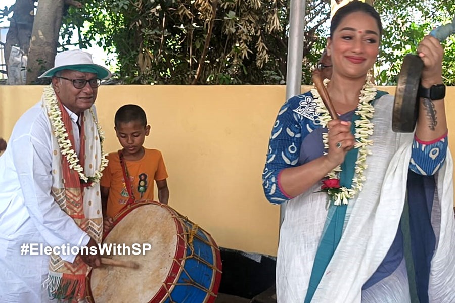 ভোটপ্রচারে একজোট সৌগত-সায়ন্তিকা, ডঙ্কায় হিল্লোল সৌগতর, কাঁসরে সায়ন্তিকা