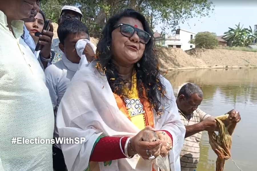 ভোটের প্রচারের সময় মাছ ধরলেন সুজাতা মণ্ডল