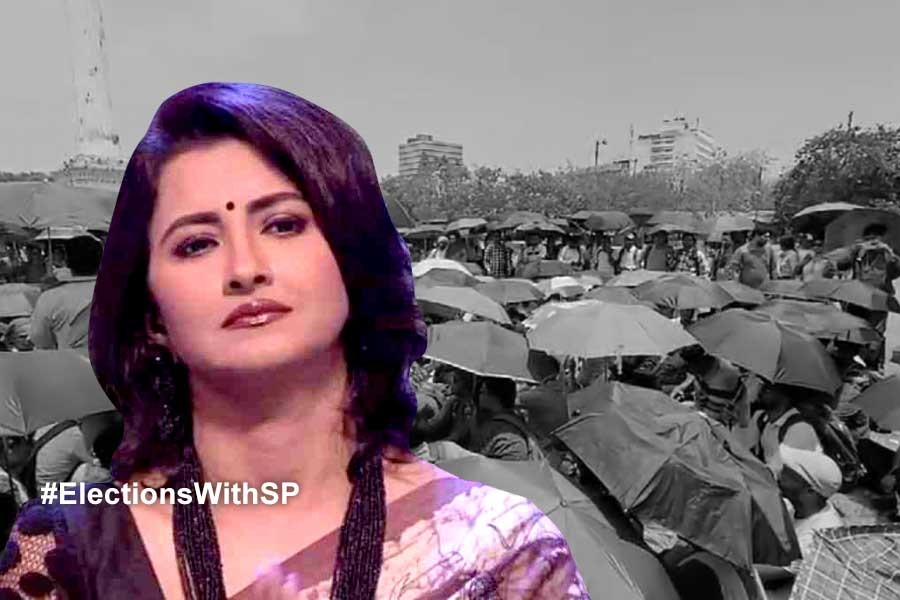 ‘চাকরিহারাদের পাশে আছি,’ ভোটপ্রচারে পুজো দিয়ে দাবি রচনার