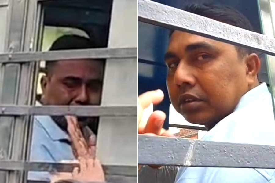 দম্ভ উধাও! স্ত্রীর আঙুল ছুঁয়ে কান্না সন্দেশখালির ‘ত্রাস’ শাহজাহানের