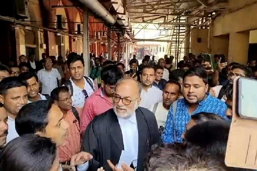 হাই কোর্টেই বিক্ষোভের মুখে বিকাশ! ‘দুর্নীতি থাকলে চাকরি যাবেই,’ পালটা আইনজীবী