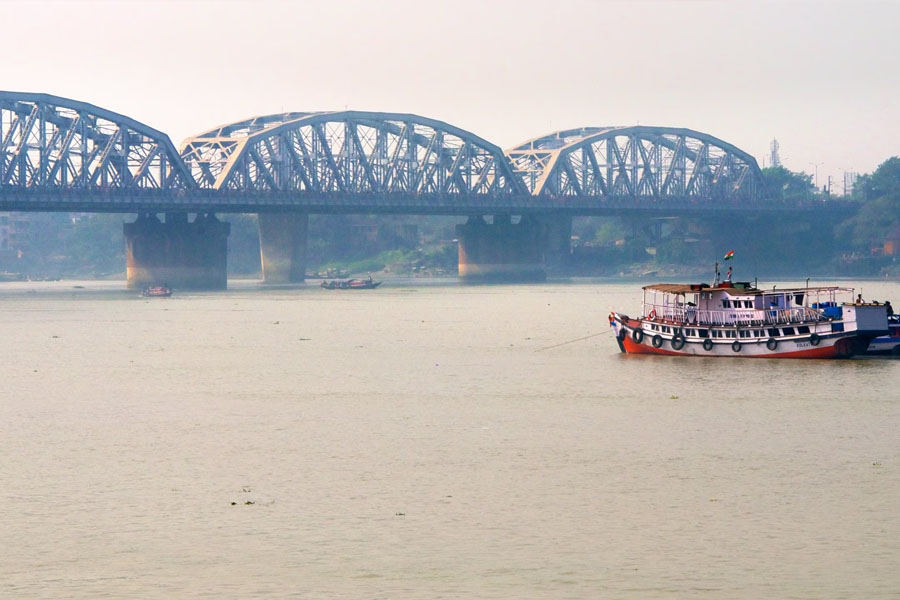 Man jump into Ganga from Bally Bridge