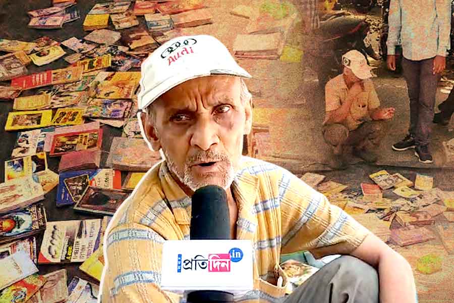 ছোটদের হাতে তুলে দেবেন বই, সংসার না চললেও পেশা বদলাবেন না কাটোয়ার ‘বইকাকা’