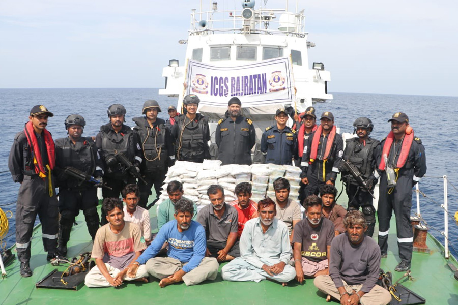 Pak boat carrying 600 crore drug caught in Gujarat