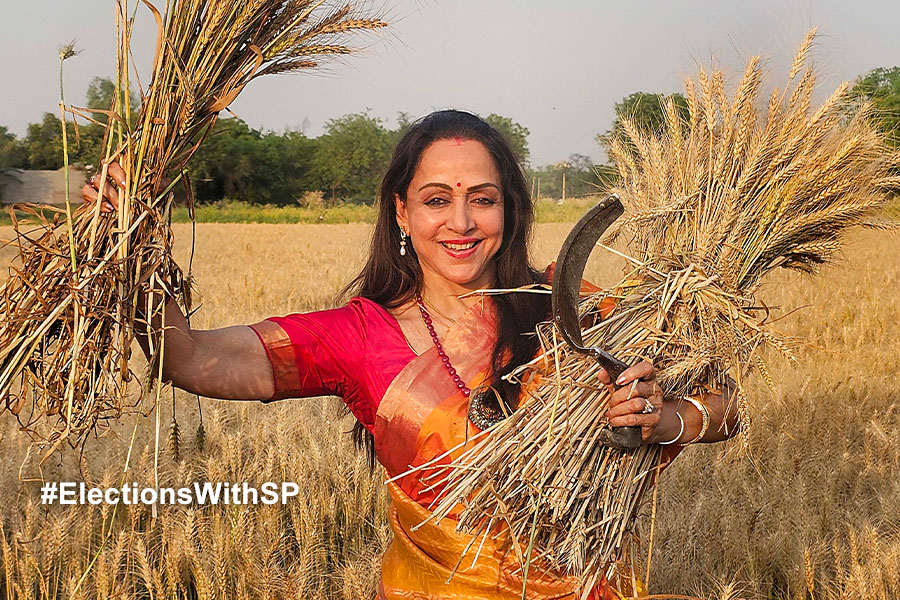 Hema Malini Poses With Women Working In Fields While Campaigning
