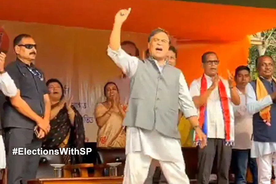 ভোট প্রচারে মঞ্চ কাঁপিয়ে নাচ! অচেনা মুডে ধরা দিলেন অসমের মুখ্যমন্ত্রী