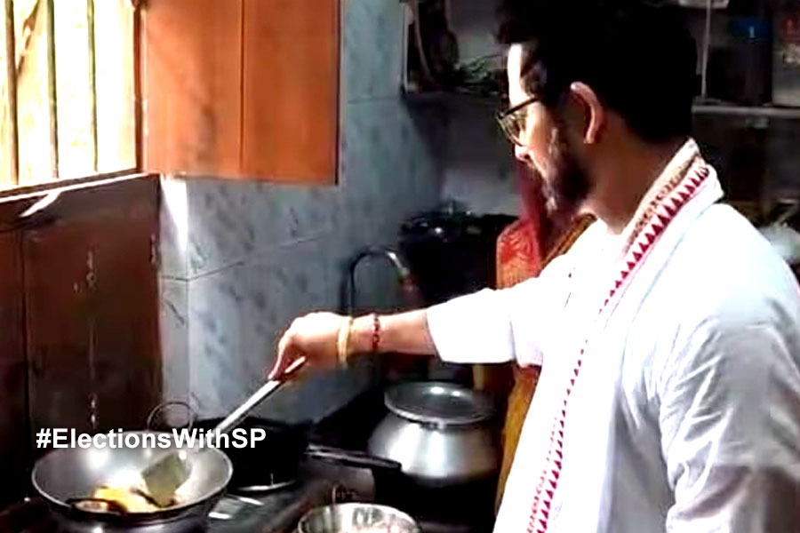 Hiran chatterjee cooks food in a voters house