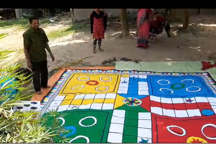 এত বড়, সত্যি! ১৪৪ বর্গফুটের লুডো বানিয়ে স্মার্টফোন বন্দি প্রজন্মকে বিশেষ বার্তা শিল্পীর