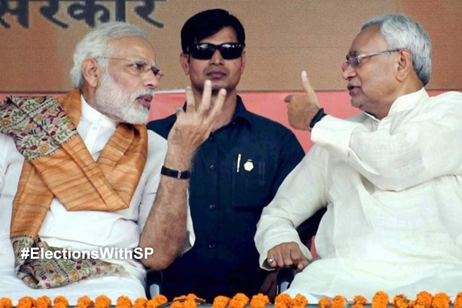 Nitish Kumar touches PM Modi's feet after making wrong statement