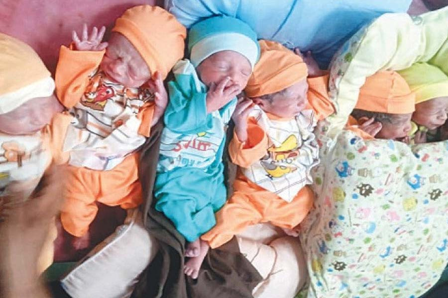 Pakistan woman gives birth to 6 children
